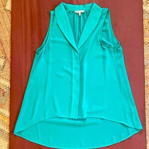 Sleeveless flowly blouse